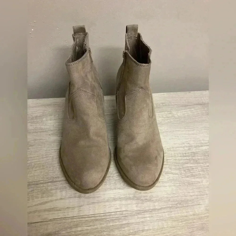 Carlos‎ boots